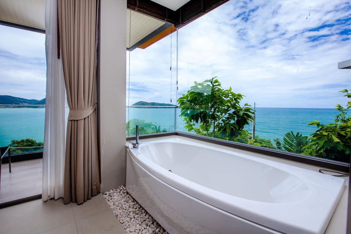 grand deluxe sea view  | deep-soaking bathtub