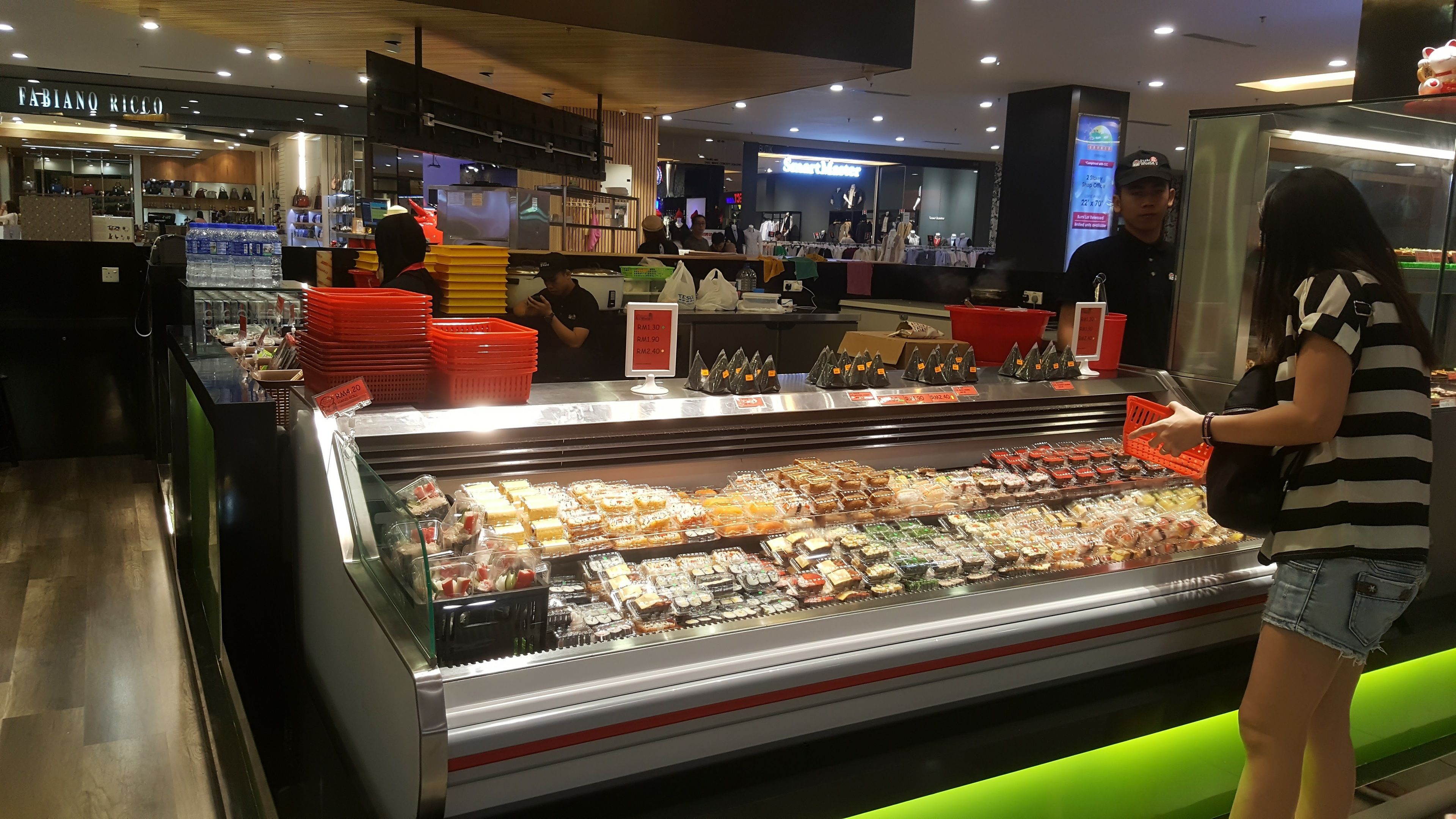 Une présentation de produits alimentaires dans un magasin, avec divers articles emballés.
