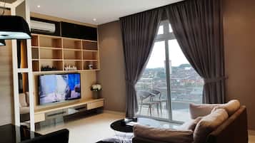Premier 3 Bedrooms with Private Pool B (Check in at D'Esplanade Residence) | Área de sala de estar | Televisión LCD