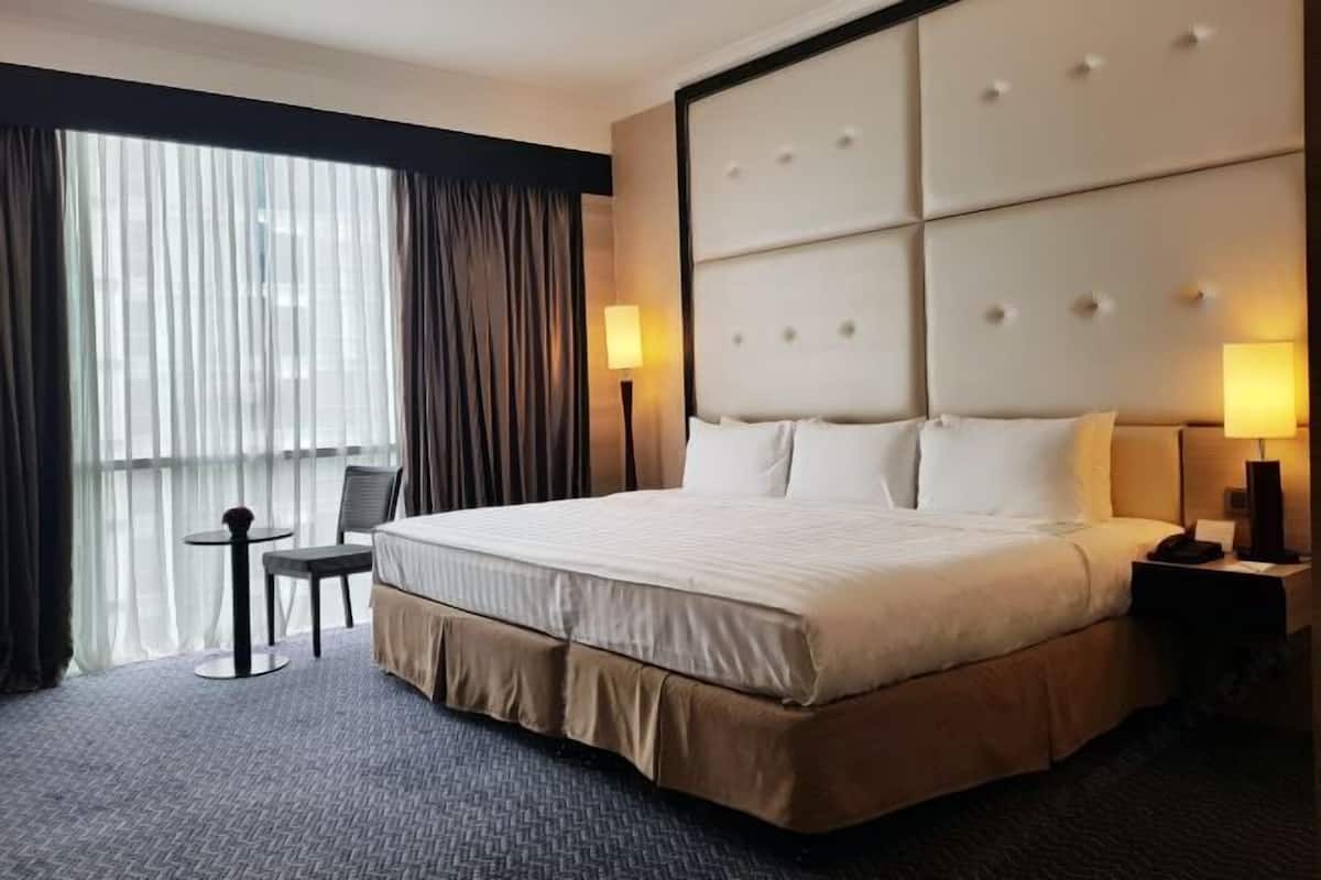 In-room safe, WiFi (free)
