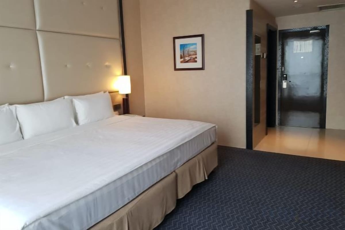 In-room safe, WiFi (free)