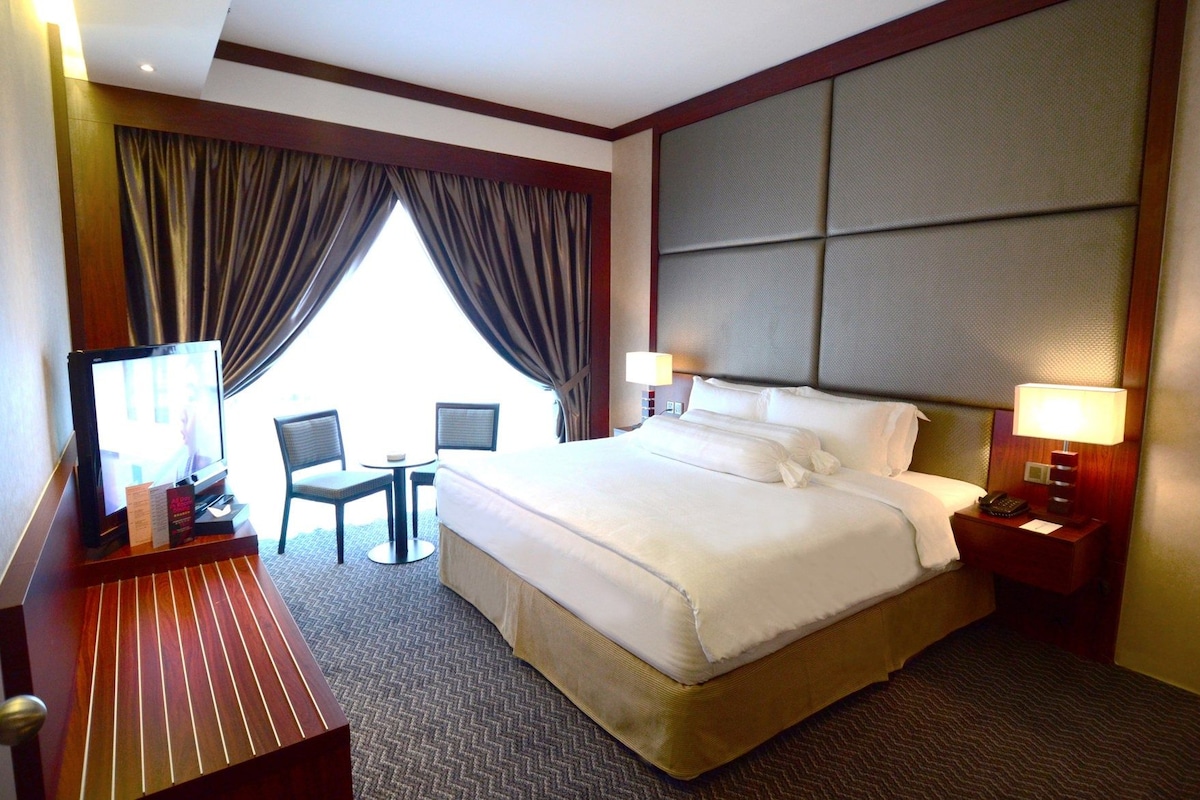 In-room safe, WiFi (free)