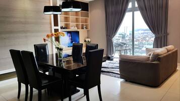 Premier 3 Bedrooms with Private Pool B (Check in at D'Esplanade Residence) | ๊ฐ์ค์์ ๋ณด์ด๋ ์ ๋ง