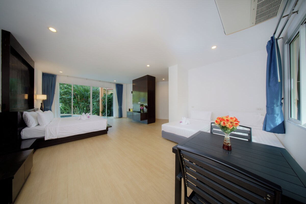Family room with Pool Access  | Premium bedding, pillowtop beds, in-room safe, desk