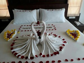 Premium bedding, pillow-top beds, minibar, in-room safe - Aonang Regent (Krabi)