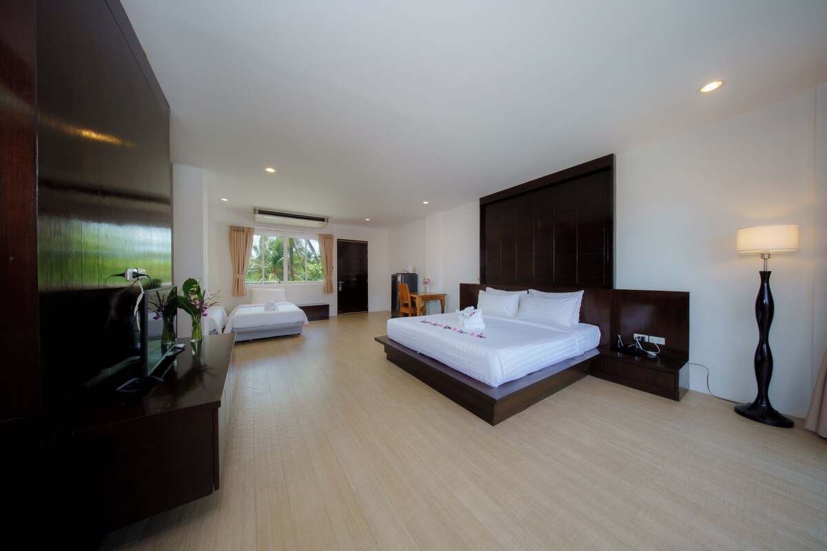 Family room with Balcony | Premium bedding, pillowtop beds, in-room safe, desk