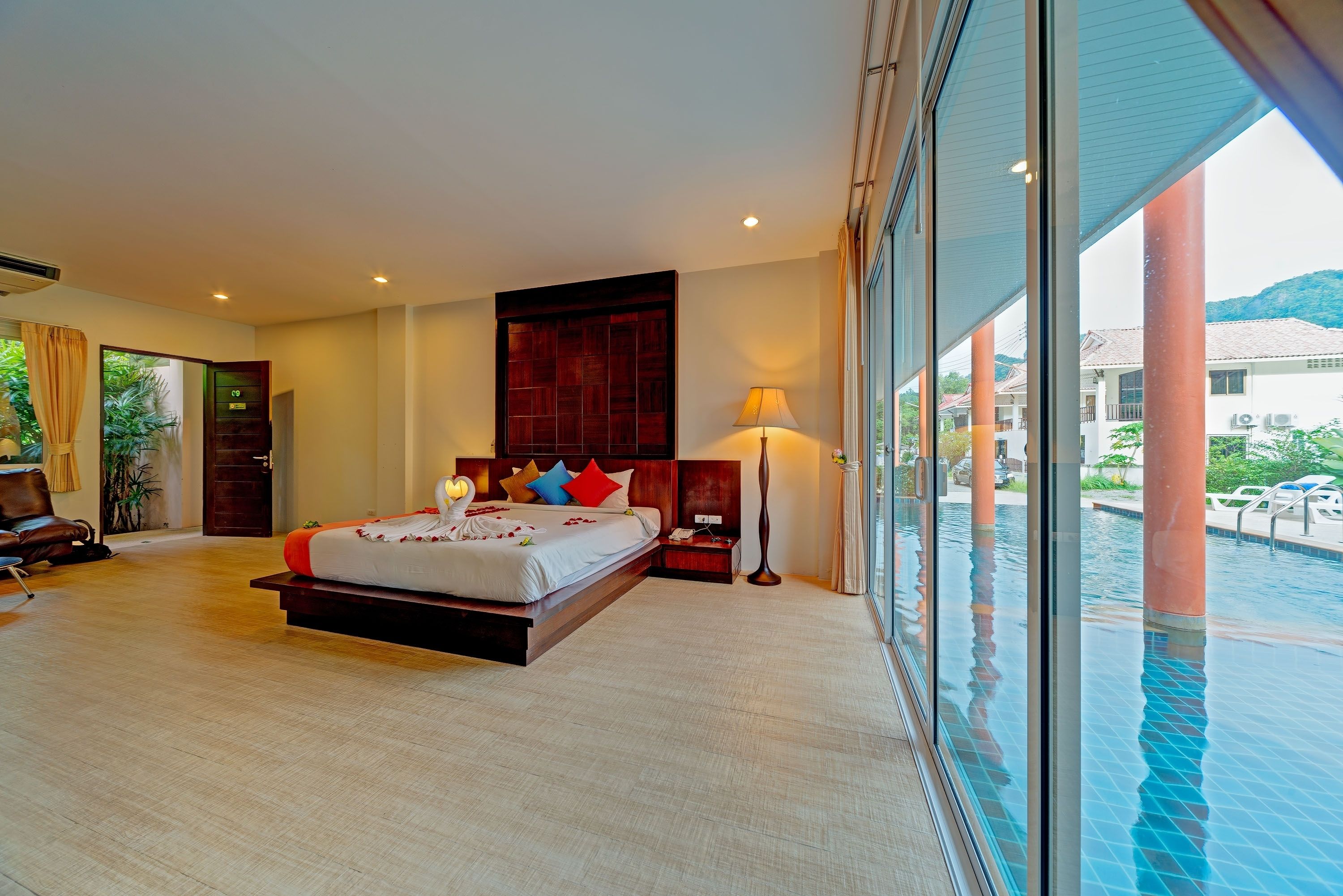 premium bedding, pillow-top beds, minibar, in-room safe