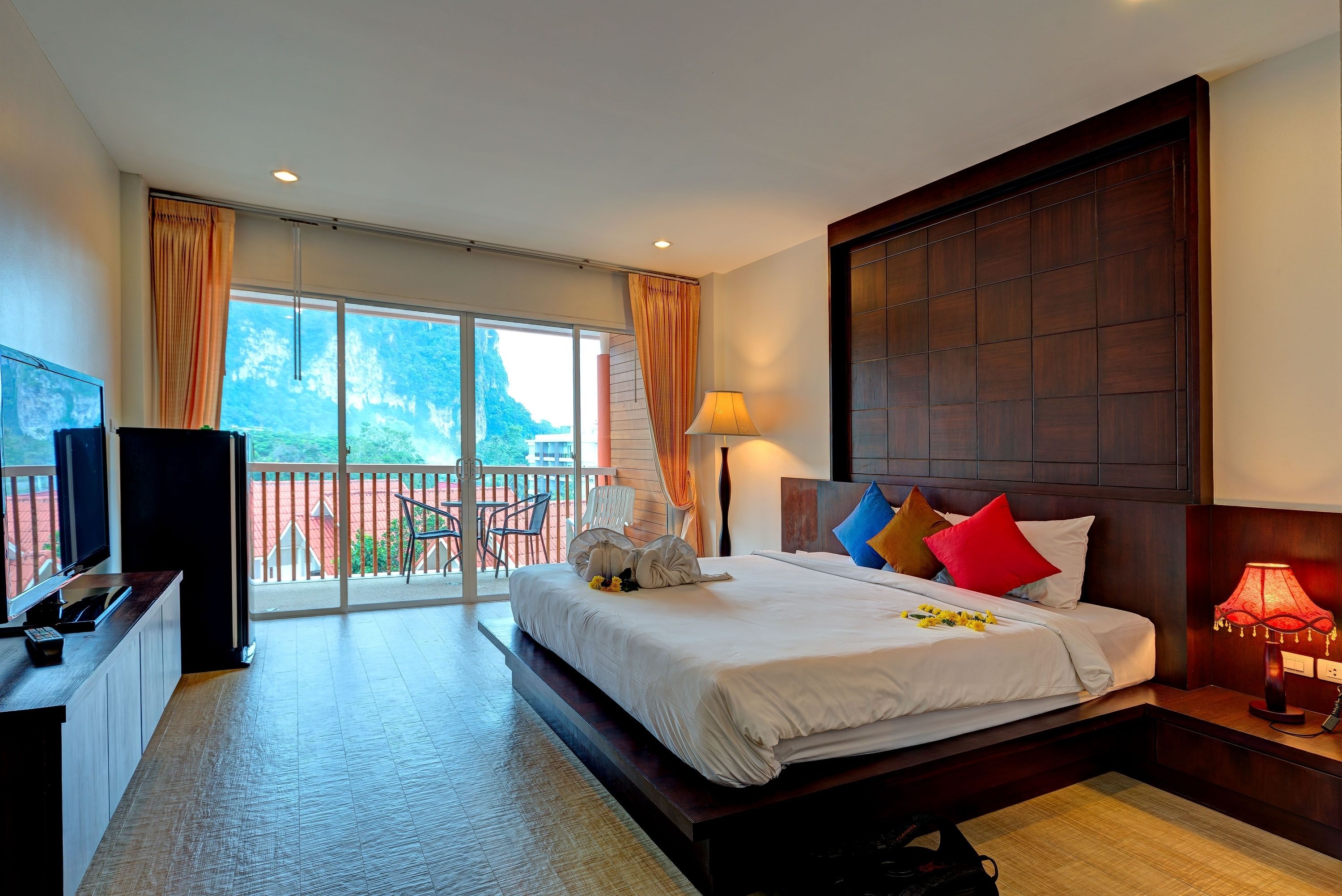 superior room, 1 king bed | premium bedding, pillow-top beds, minibar, in-room safe