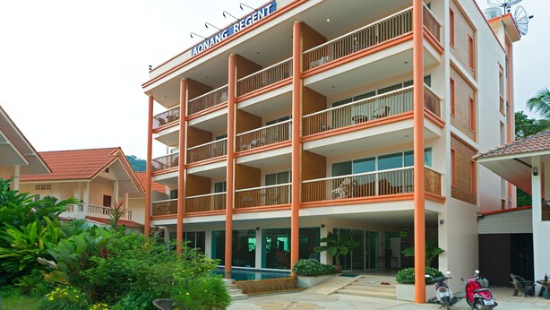 Un hotel de varios pisos con balcones, piscina y un letrero que dice "AONANG REGENT".