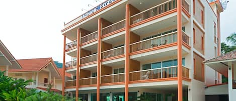 Un hôtel à plusieurs étages doté de balcons, d’une piscine et d’une enseigne indiquant « AONANG REGENT ».