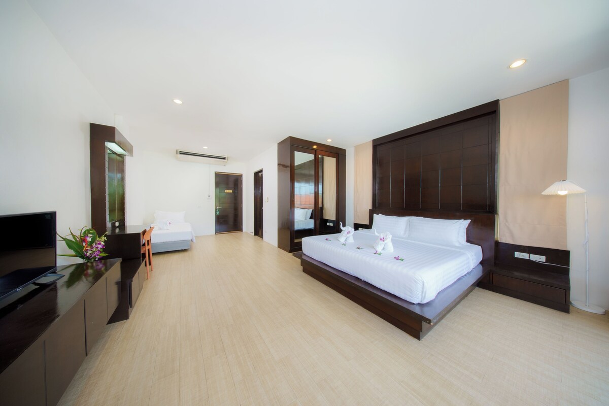 Deluxe Triple Room | Premium bedding, pillowtop beds, in-room safe, desk