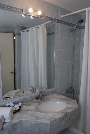 Standard-Doppelzimmer, 1 Doppelbett | Badezimmer