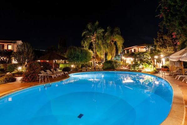 Piscina a l'aire lliure, para-sols i gandules
