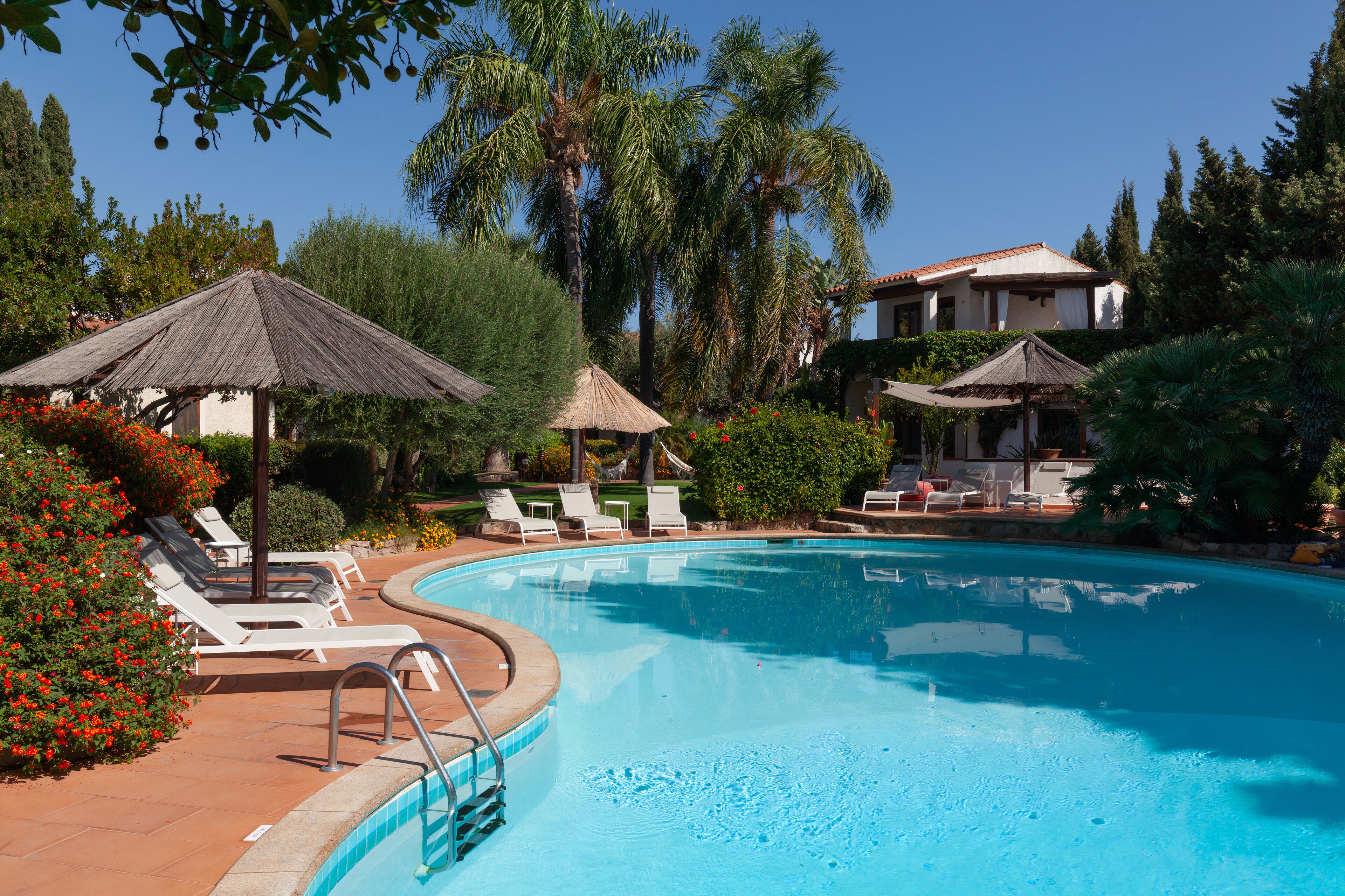 室外游泳池，池畔遮阳伞，日光浴躺椅