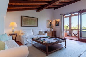 Suite | Wohnbereich | 19-Zoll-LCD-Fernseher mit Kabelempfang, Fernseher, Bücher