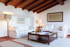 Suite | Wohnbereich | 19-Zoll-LCD-Fernseher mit Kabelempfang, Fernseher, Bücher