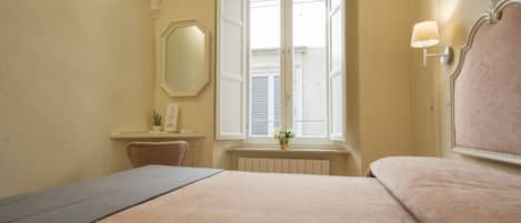 Chambre de base double, salle de bain privée | Couette en duvet, minibar, coffre-fort pour ordinateur portable