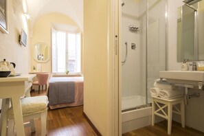 Down comforters, minibar, in-room safe, individually decorated - Quattro Cantoni (Siena)