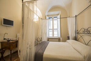 Down comforters, minibar, in-room safe, individually decorated - Quattro Cantoni (Siena)
