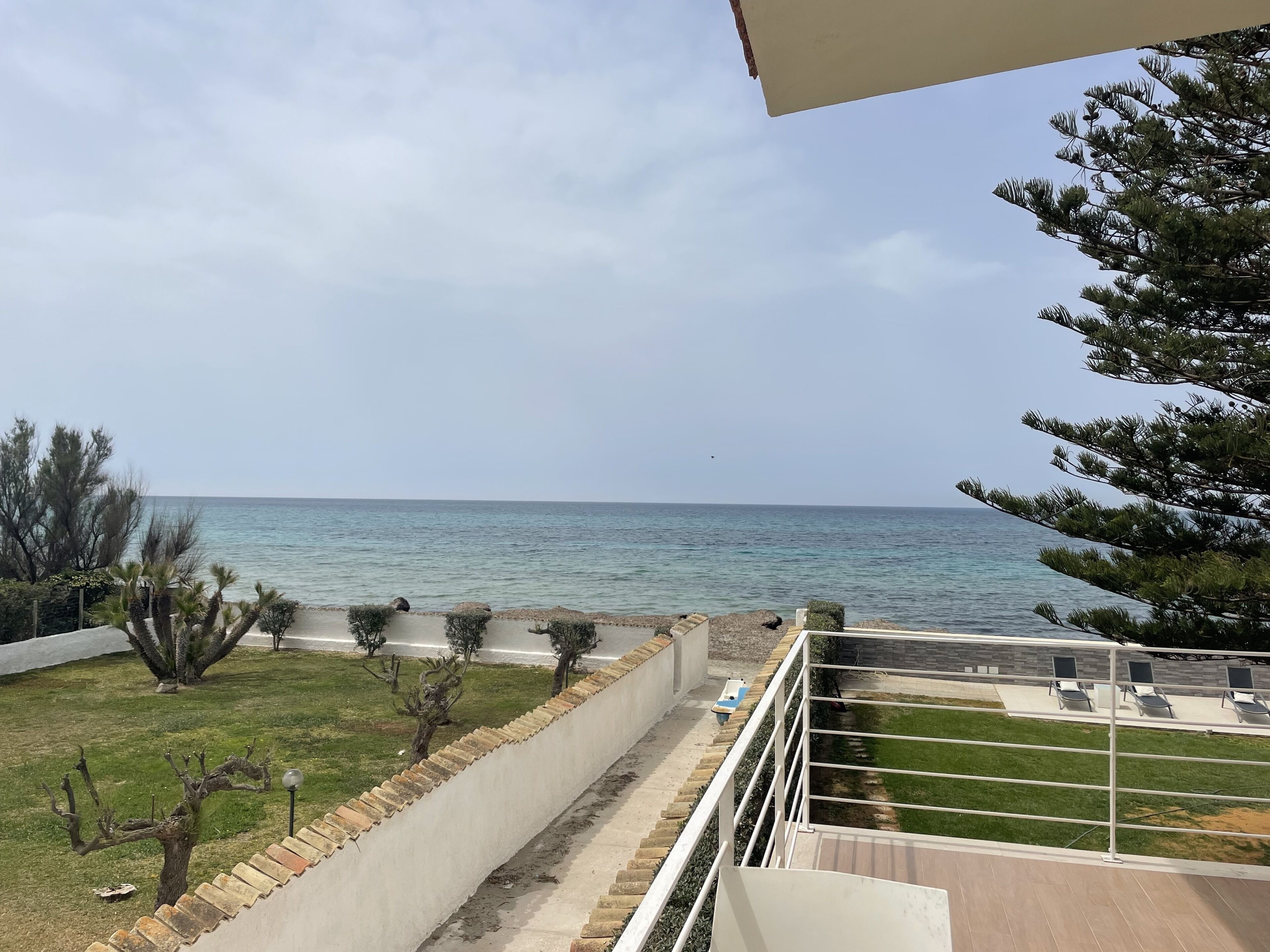 Minibar, brankas, dan didekorasi berbeda-beda