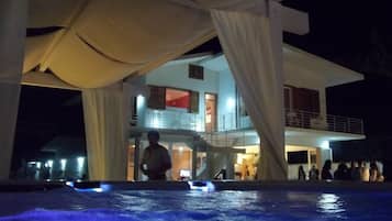 Soins corporels, massages aux pierres chaudes