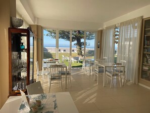 Petit déjeuner buffet (14 EUR par personne)