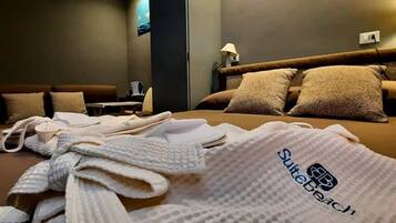 Doppelzimmer, Balkon, eingeschrÀnkter Meerblick | Minibar, Zimmersafe, individuell dekoriert, individuell eingerichtet