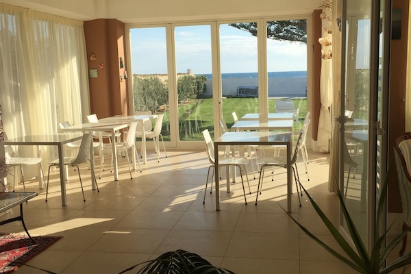 Tägliches Frühstücksbuffet (14 EUR pro Person)