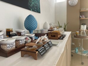 Petit déjeuner buffet servi tous les jours en supplément