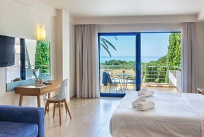Habitación Deluxe doble, vistas al mar | Ropa de cama de alta calidad, caja fuerte, cortinas opacas
