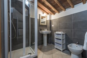 Double or Twin Room, Private Bathroom | Bathroom | Shower, free toiletries, hair dryer, bidet - I Terzi di Siena (Siena)