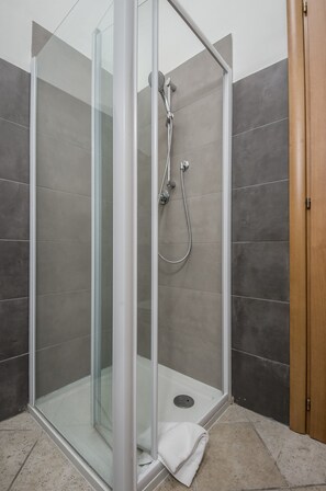Double or Twin Room, Private Bathroom | Bathroom shower - I Terzi di Siena (Siena)
