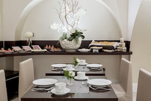 Se ofrece un desayuno bufé (15 EUR por persona)