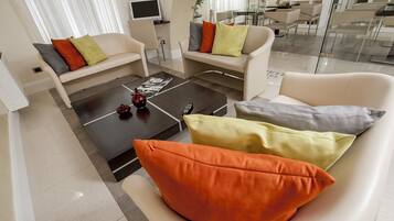 32-Zoll-Flachbildfernseher mit Satellitenempfang, Fernseher