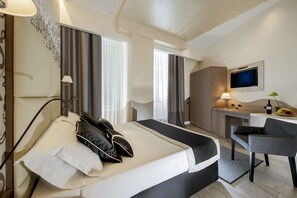 Minibar, caja de seguridad en la habitación y escritorio 