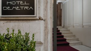 Un letrero de hotel que muestra una escalera que lleva a un piso superior.