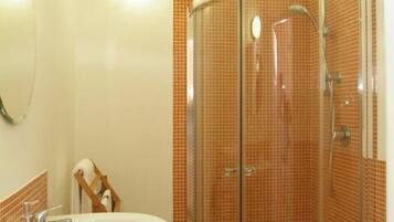 Shower, free toiletries, hair dryer, bidet
