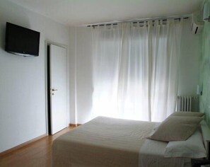 Desk, iron/ironing board, cribs/infant beds, rollaway beds - B&B Kerry Blu (Bari)