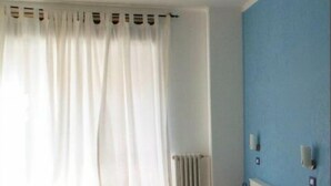 Desk, iron/ironing board (on request), cots/infant beds, rollaway beds - B&B Kerry Blu (Bari)