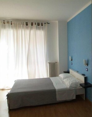 Bureau, fer et planche à repasser, lits bébé (en supplément)