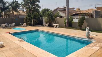 Piscina externa, espreguiçadeiras
