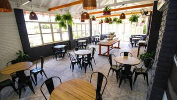 Café da manhã com buffet todos os dias mediante uma taxa
