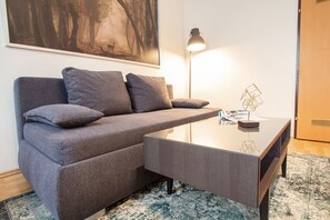 Grand-Apartment, 2 Schlafzimmer | Wohnbereich | 32-Zoll-Flachbildfernseher mit Kabelempfang, Fernseher