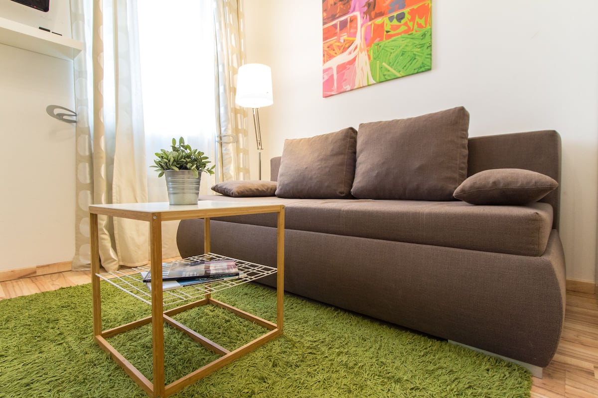 Apartamento standard | Área de estar | TV de tela plana 32 polegadas com canais a cabo, TV