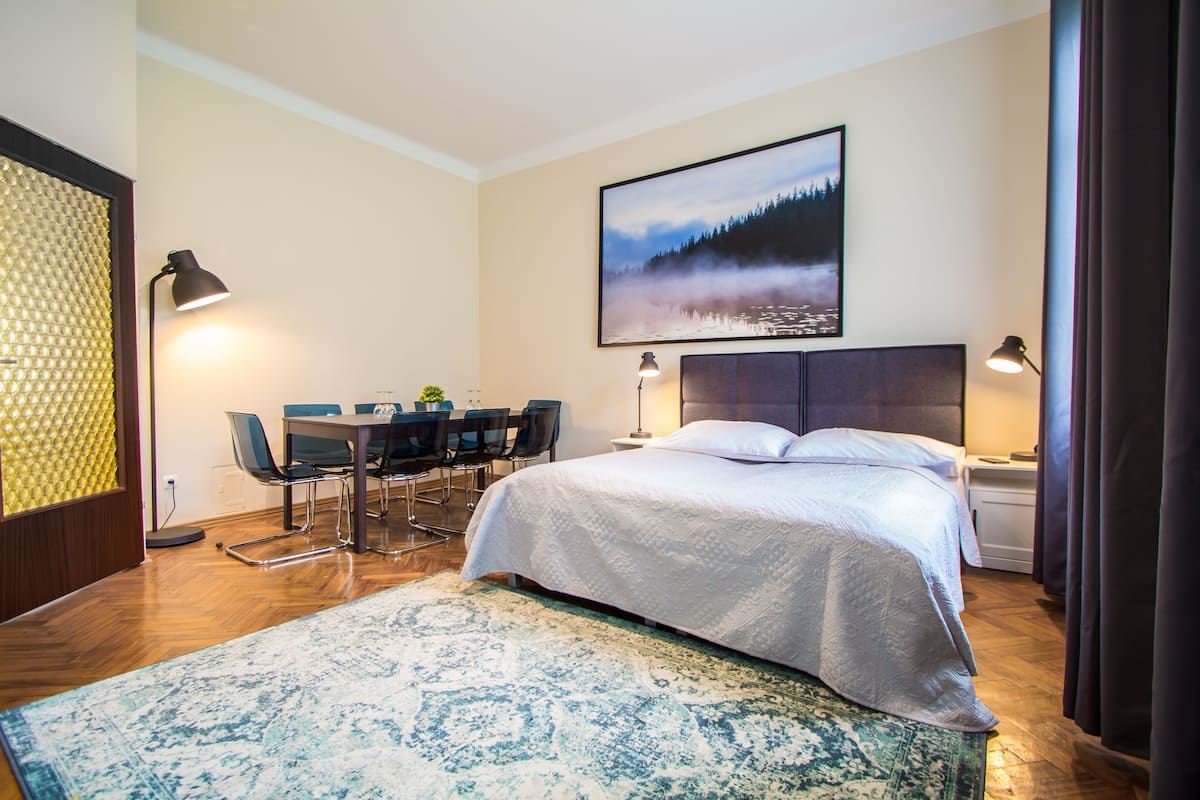 Apartamento grand, 2 quartos | Ferros/tábuas de passar roupa, Wi-Fi de cortesia, roupa de cama