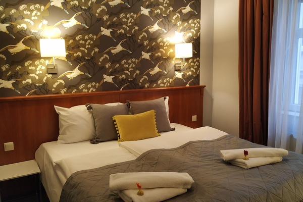 Dobbeltrom – standard | Individuelt dekorert, skrivebord, blendingsgardiner og strykejern/-brett