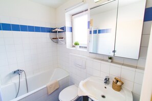 Basic Studio Suite, Kitchen | Bathroom | Bathtub, deep soaking tub, hair dryer, towels - Apartment Hernalser Hauptstraße (Vienna)