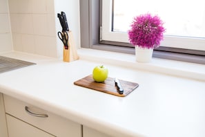 Basic Studio Suite, Kitchen | Private kitchen | Fridge, microwave, stovetop, coffee/tea maker - Apartment Hernalser Hauptstraße (Vienna)