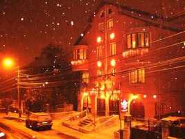 住宿正面 - 傍晚/夜晚