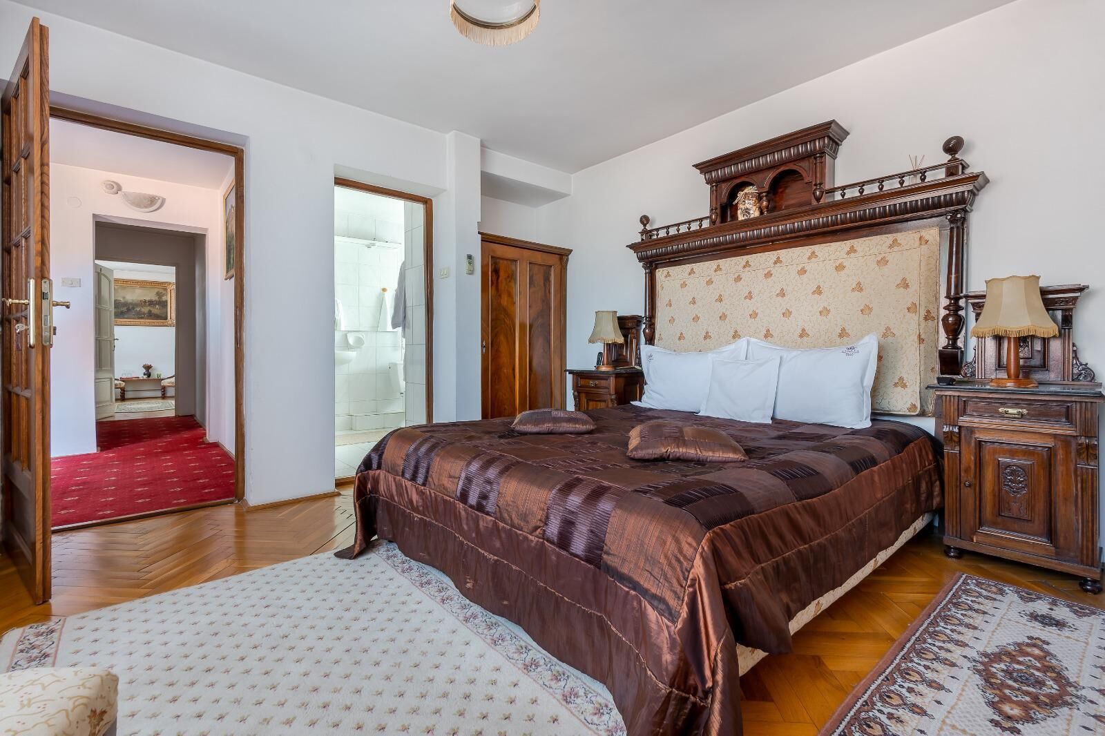 ملاءات من القطن المصري وأغطية فراش متميزة وأسرّة سليكت كومفورت وميني بار